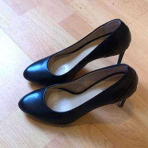 Michael Kors 4" black classic pumps, w/ gold detail